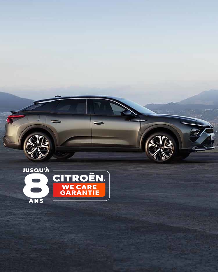 Two Citroën C5 X parked 3/4 rear view and profile